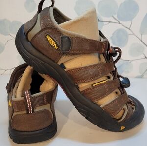 Keen Newport H2 Sport Sandals Youth Size 5, Brown color.
